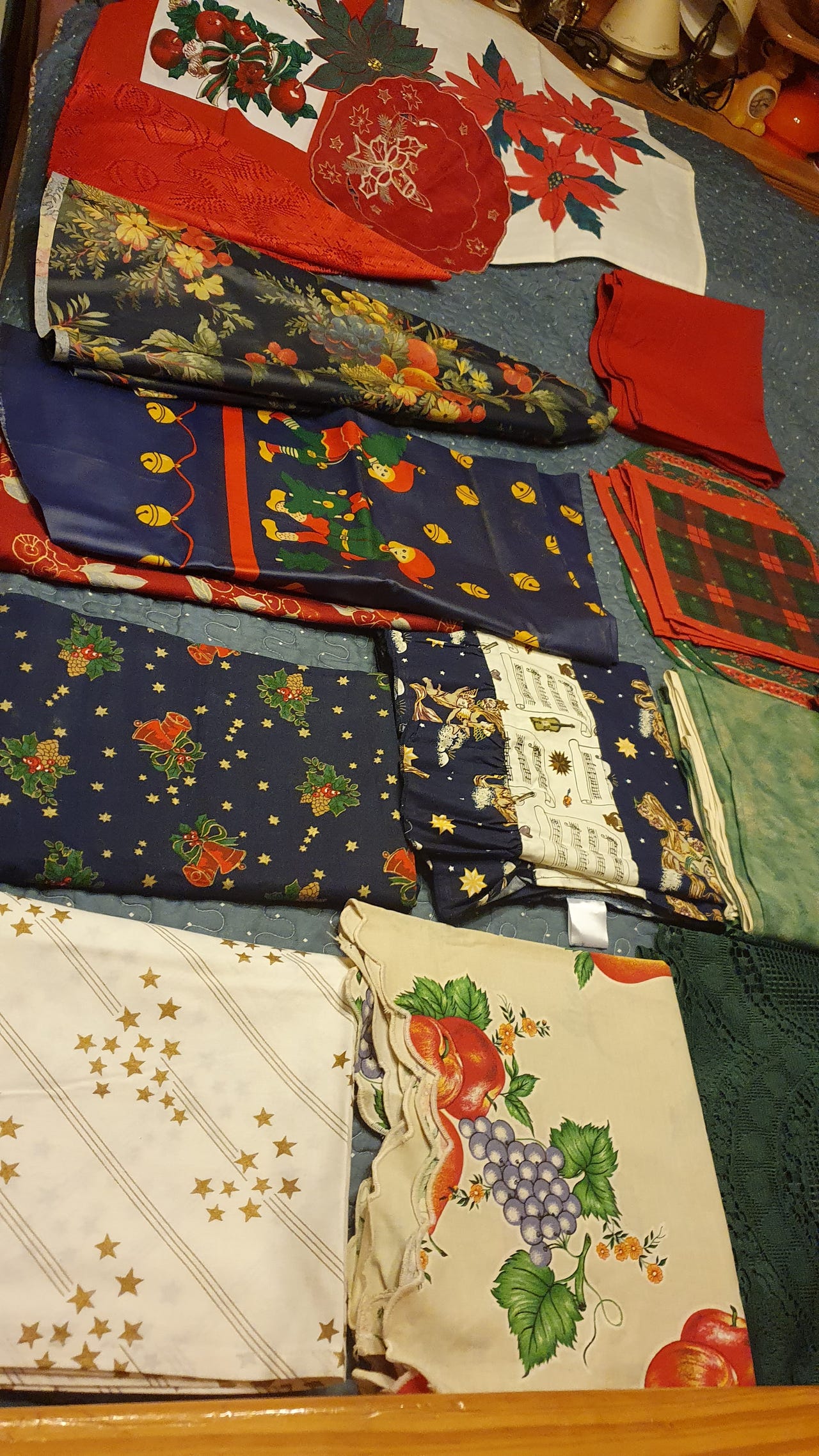 Jouluverhoja/pöytäliinoja ehjiä siistiä.