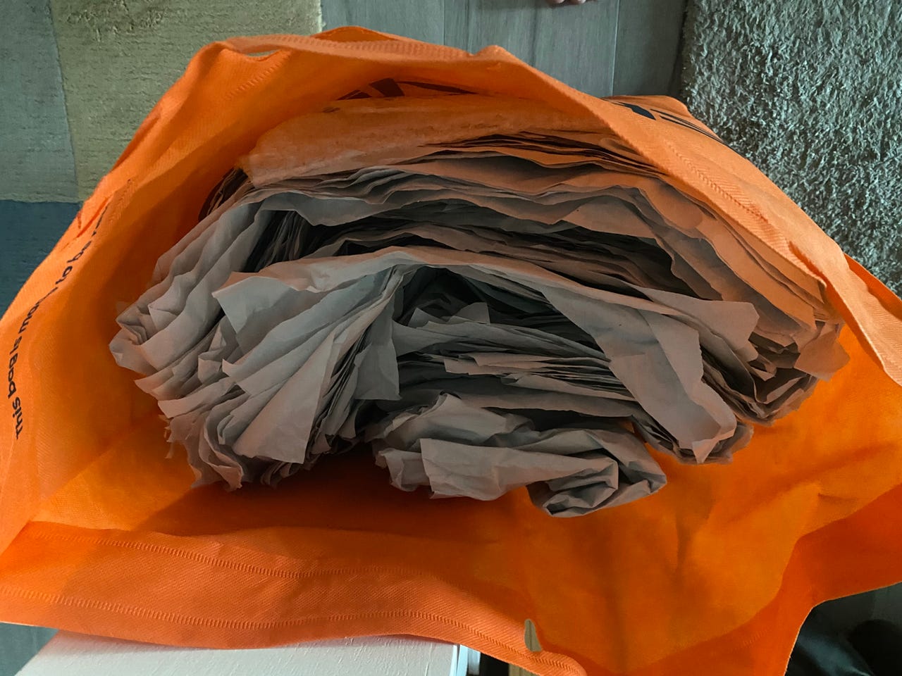 Silkkipaperia tai vastaavaa muuttoon