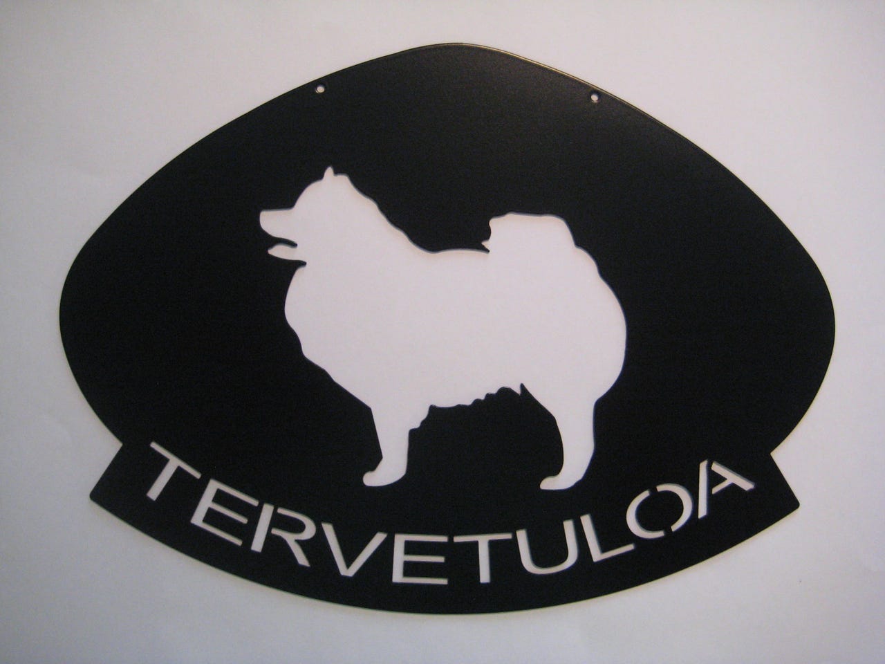 Rotukohtaiset silhuetit metallista