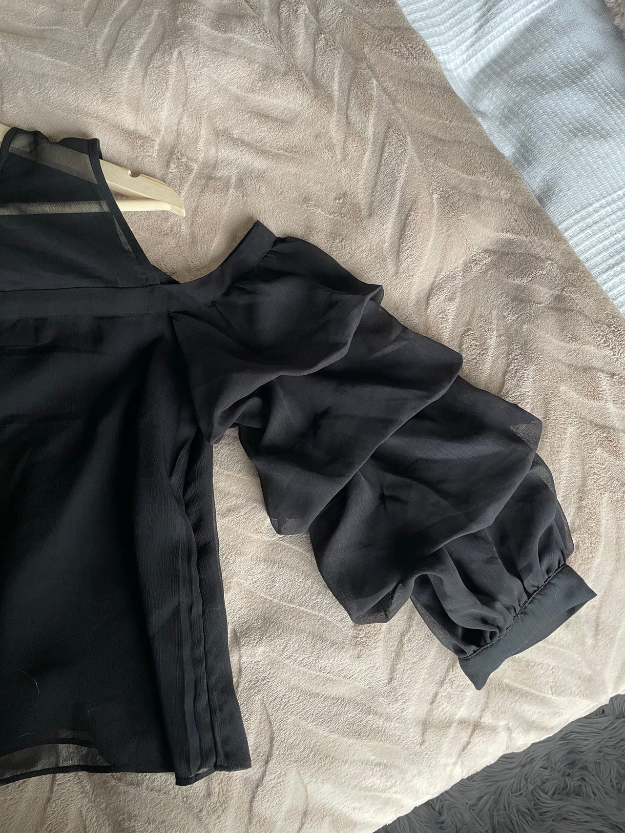 Röyhelöhihainen off-shoulder pusero