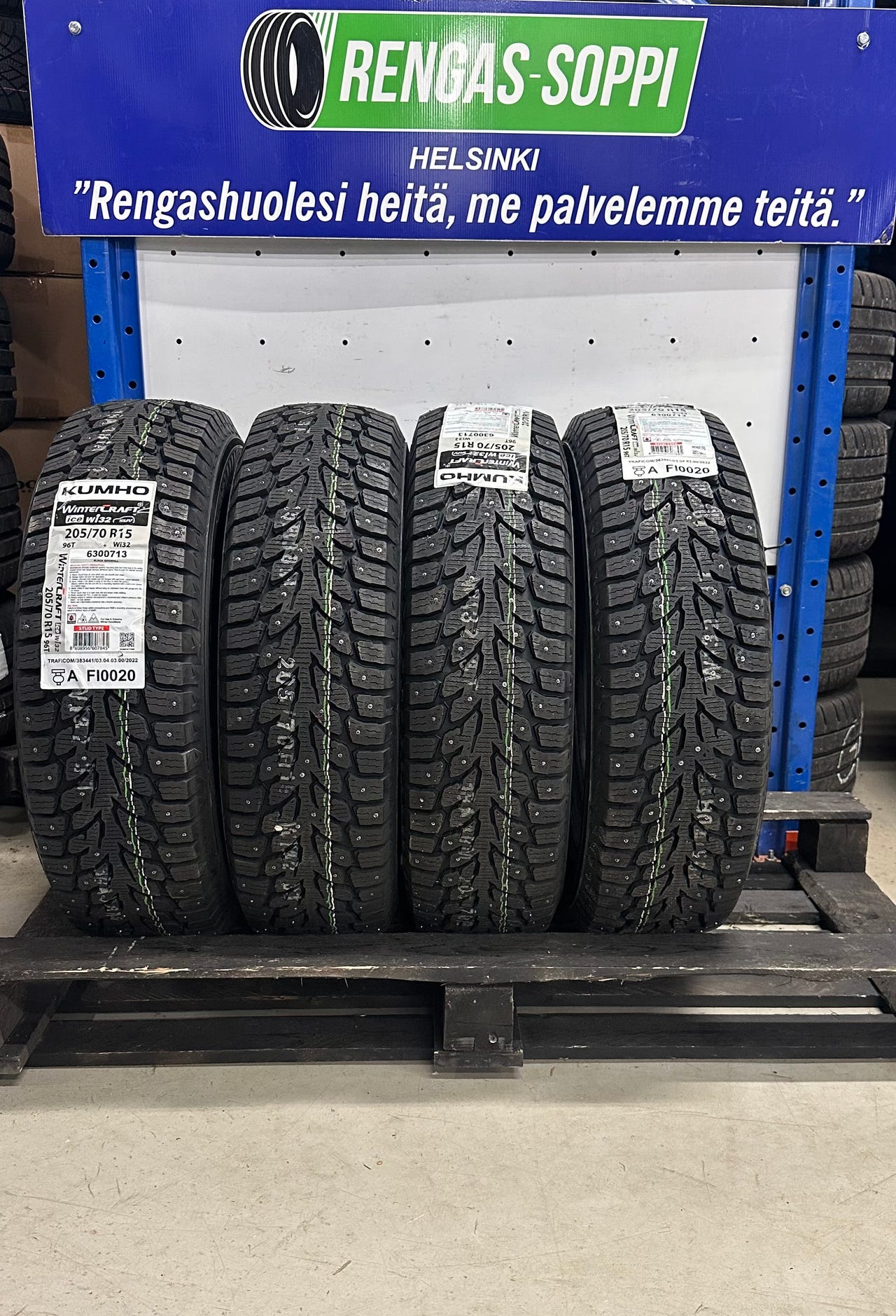 Nastarenkaat 205/70R15 96T Kumho WinterCraft Wi32 SUV