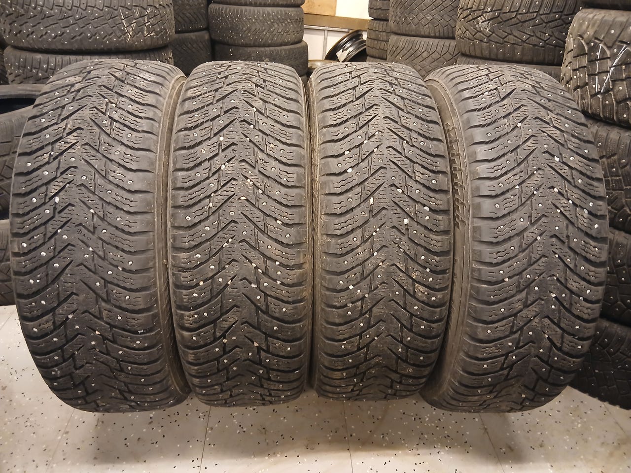225/65R17 Nokian Hakkapeliitta 8 SUV sarja.
