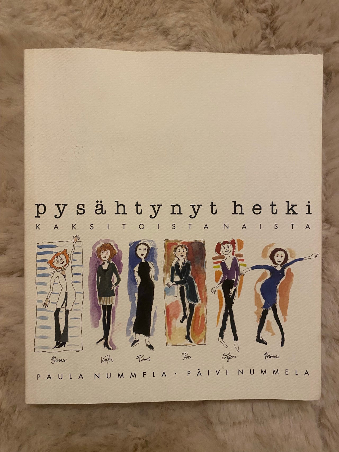Pysähtynyt hetki 12 naista -kirja