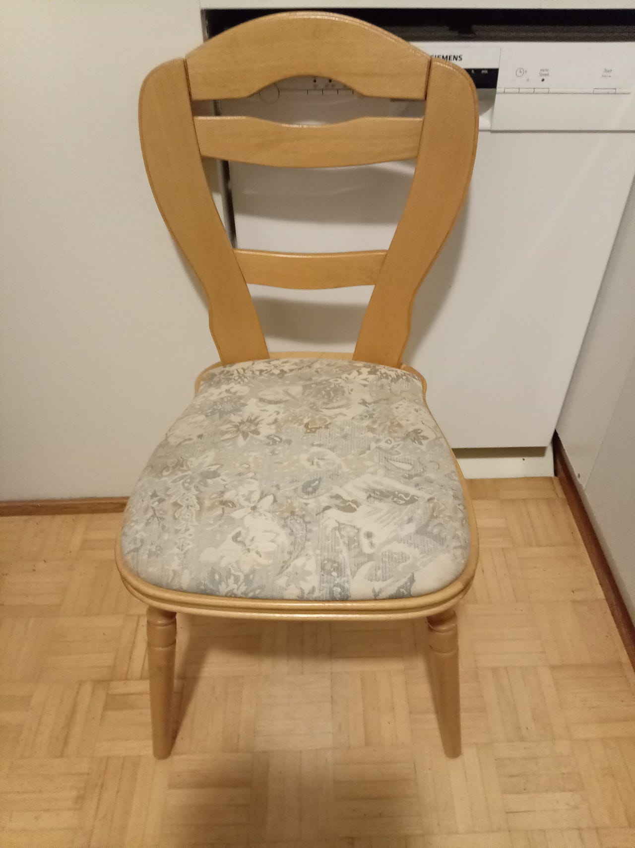 Kolme tuolia kaksi samanlaista ilman pehmustetta ja yksi pehmuste