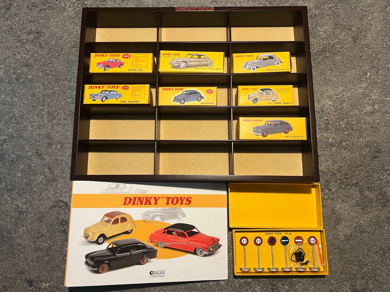 Dinky Toys -pienoisautoja + teline, Keravalla