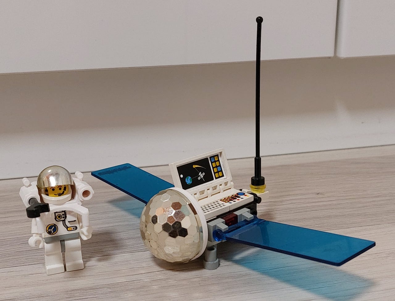 Lego system 6458 miehitetty satelliitti