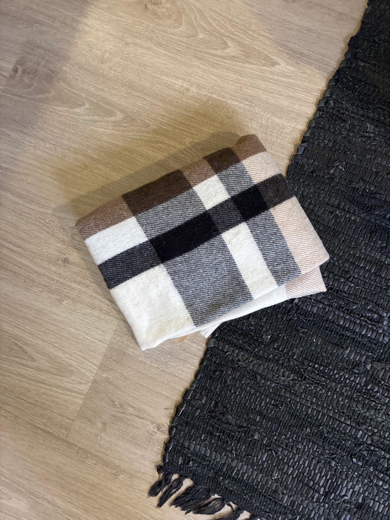Vaalea / beige / ruskea / musta sävyinen kaulaliina / kaulahuivi