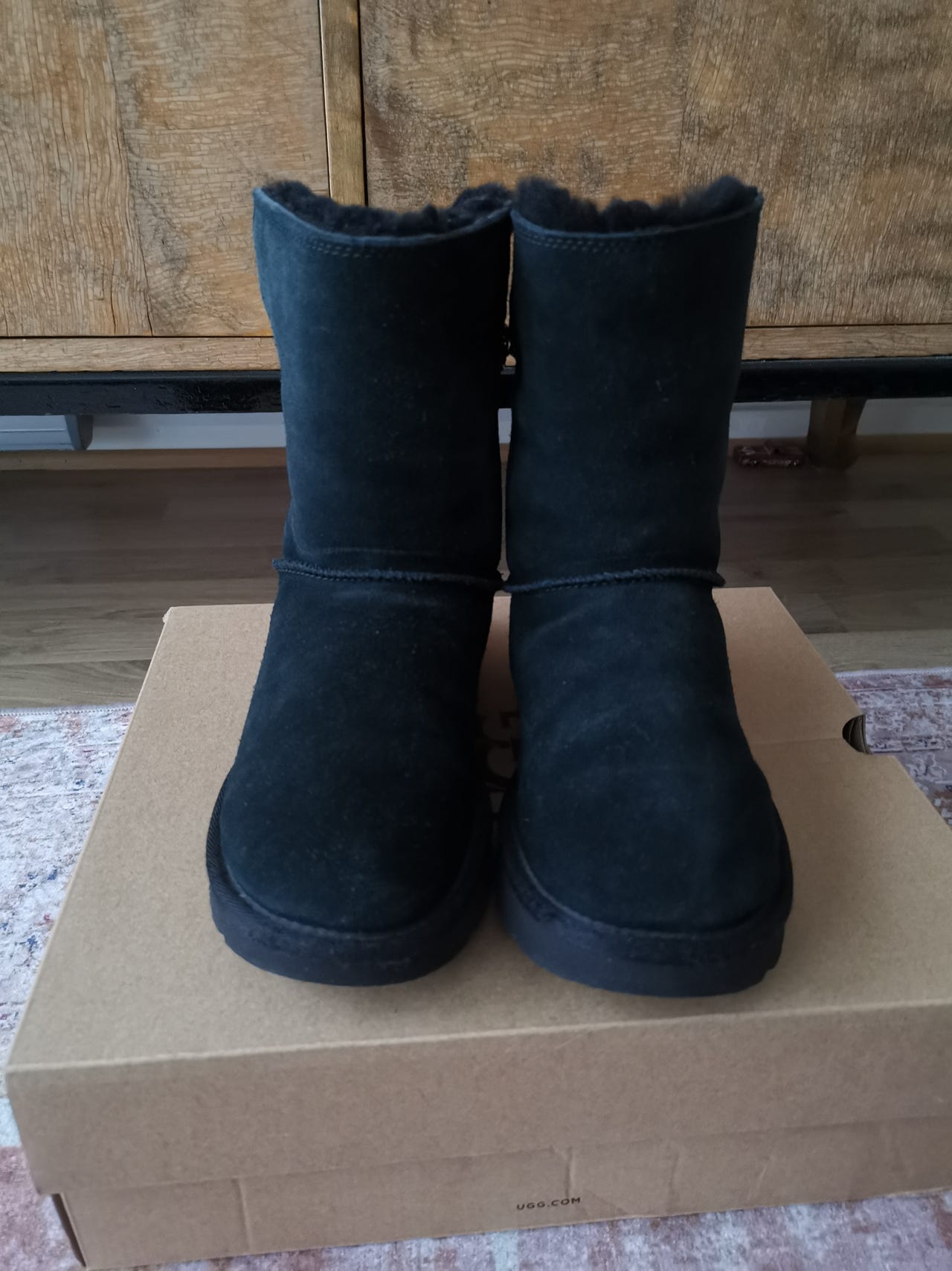 Ugg mustat talvisaappaat koko 37