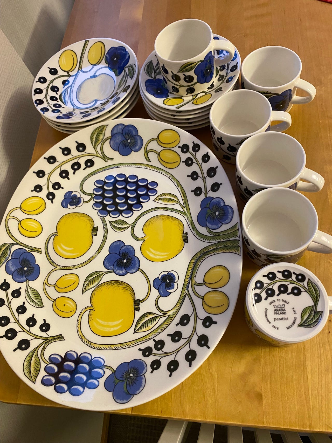 Arabia Paratiisi astiasto kahvikuppeineen ja lautasineen | Tori