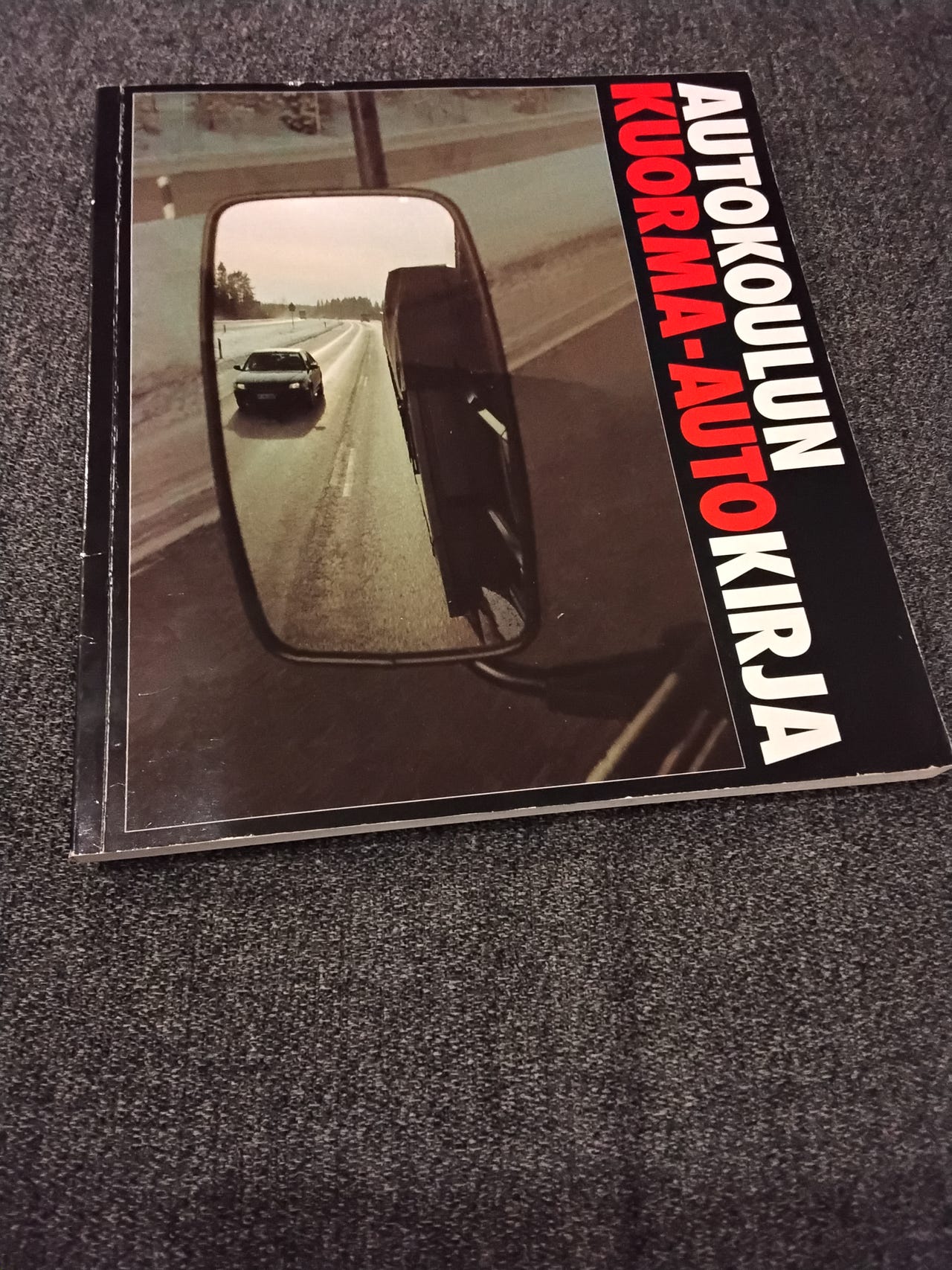 Autokoulun kuorma-autokirja