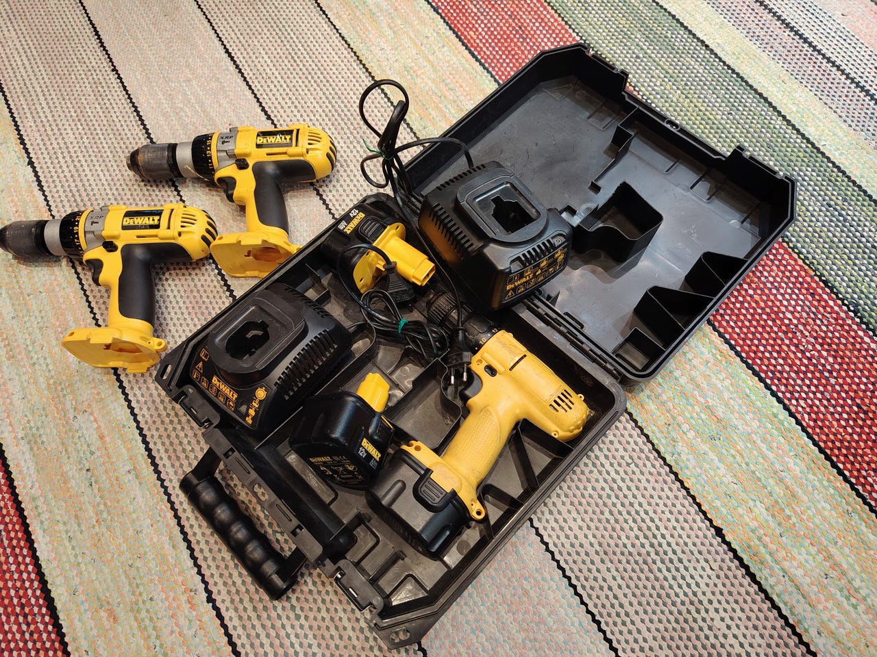 Akkuporakone DeWalt, tarvikelaatikko