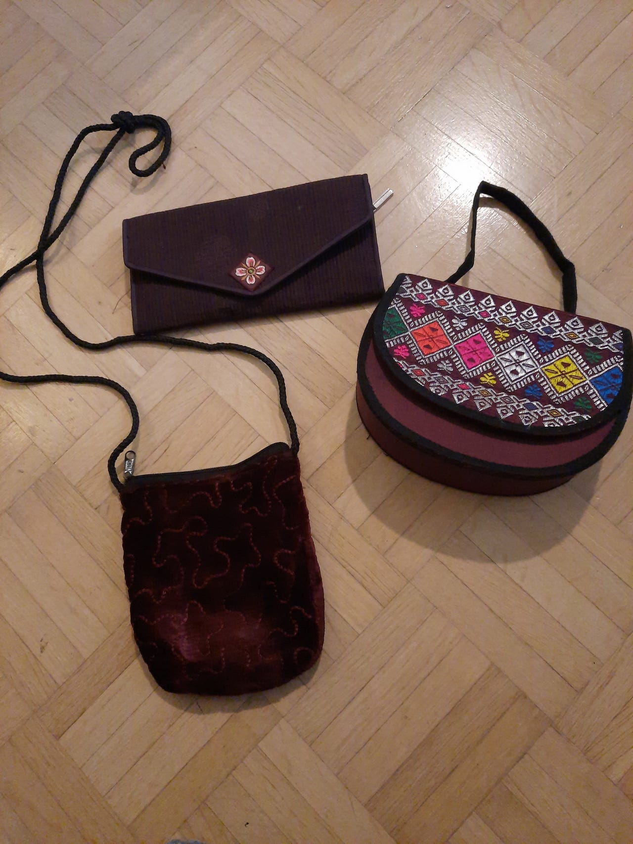 Pieniä laukkuja ja korttilompakko