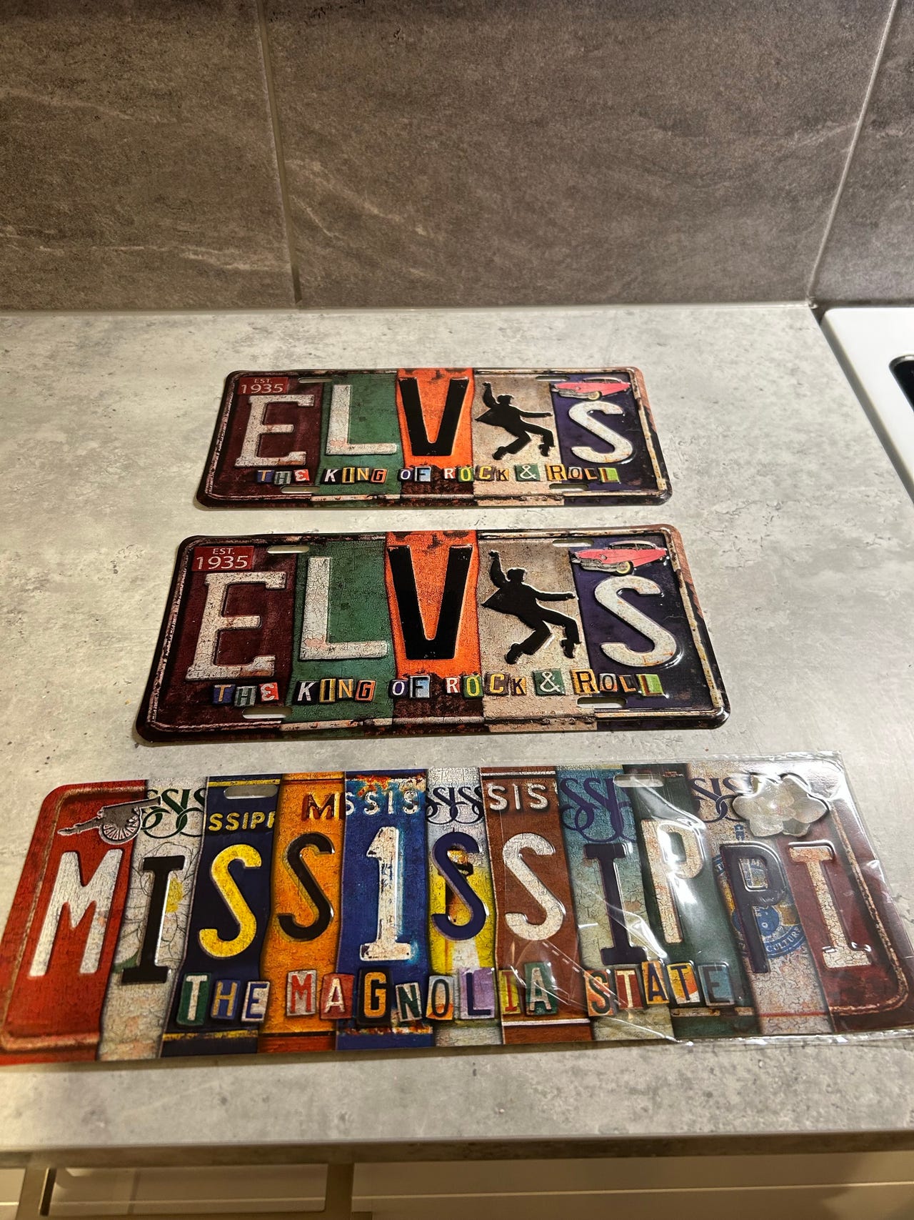 Elvis-aiheiset metallikyltit