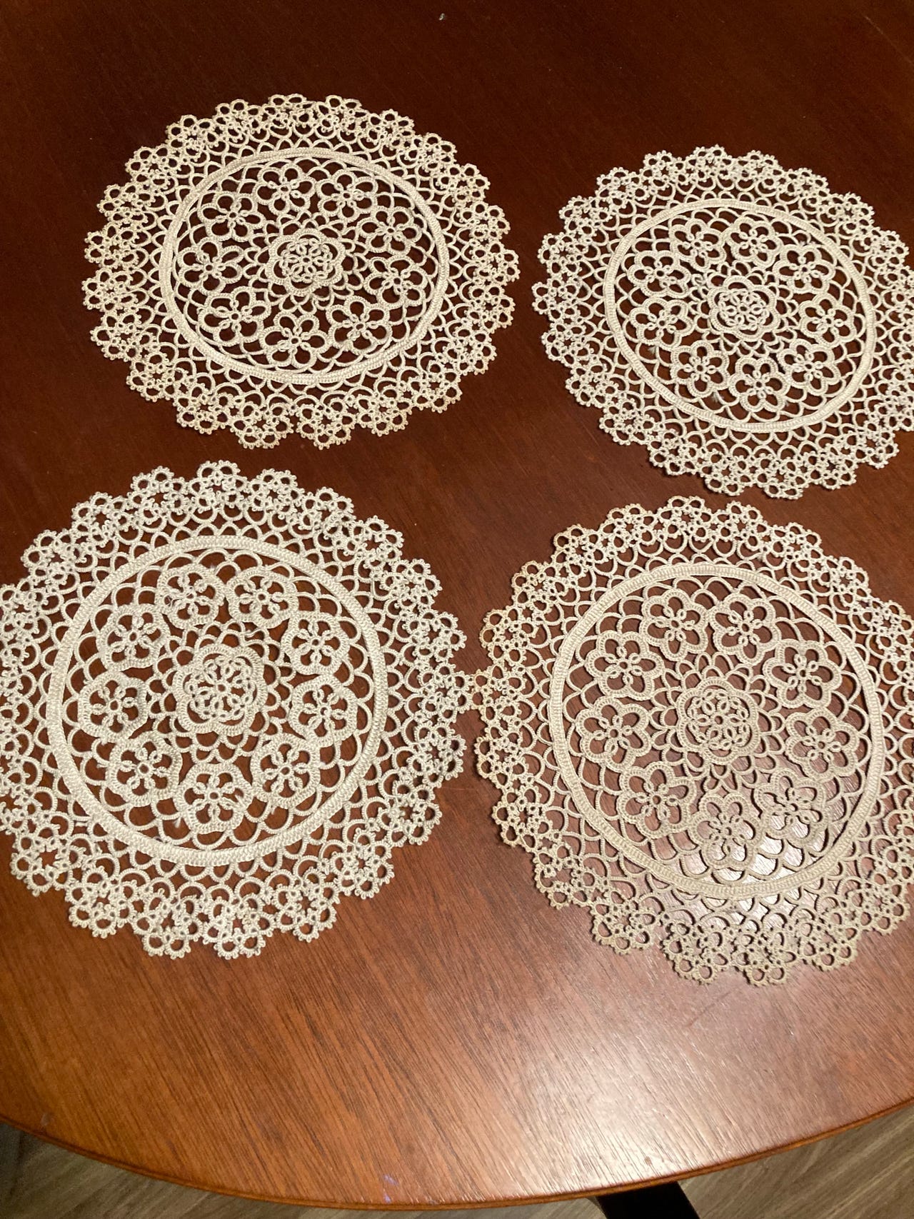Pitsiliinat vintage ”Frivolite”pitsiä virkattua