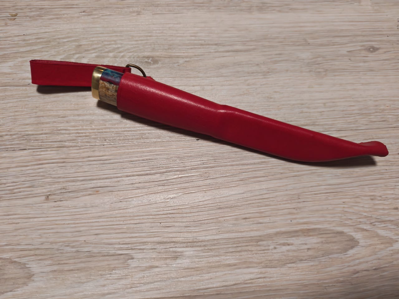 Käsintaottu hiiliteräs puukko