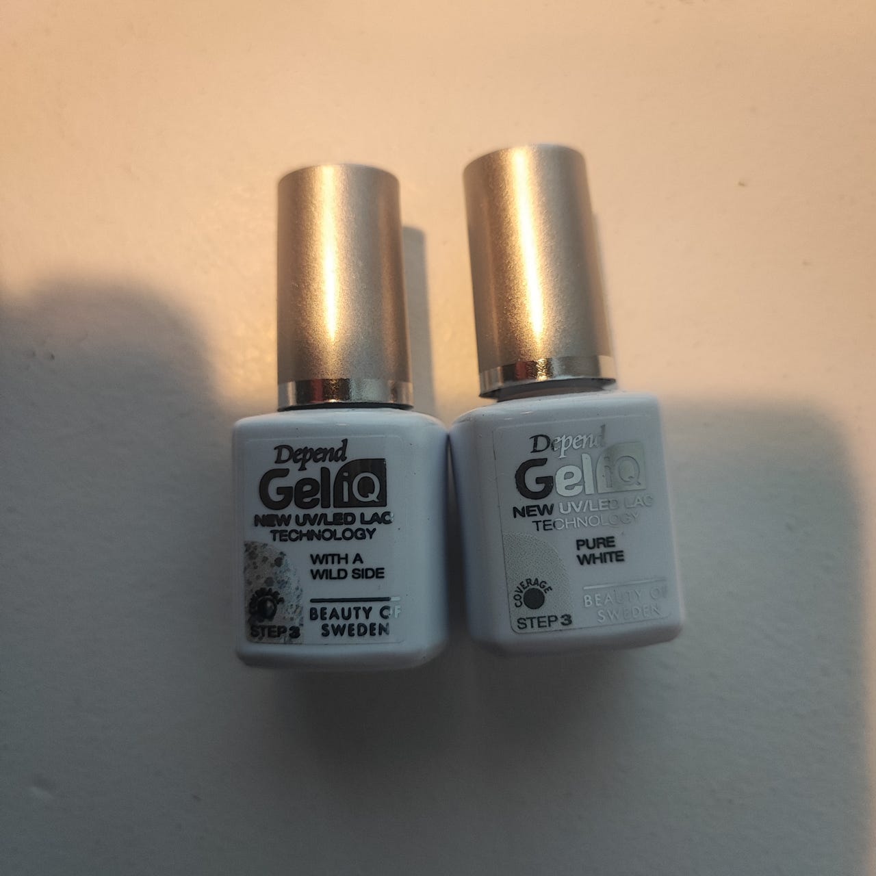 Depend Gel iQ lakat Pure White ja With a wild side