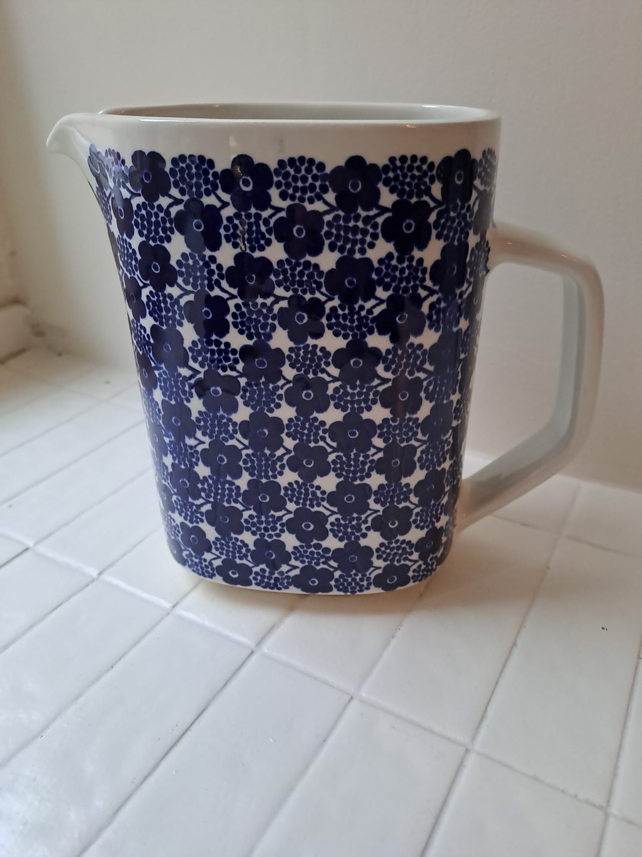 Arabia Rypäle-kaadin design Raija Uosikkinen