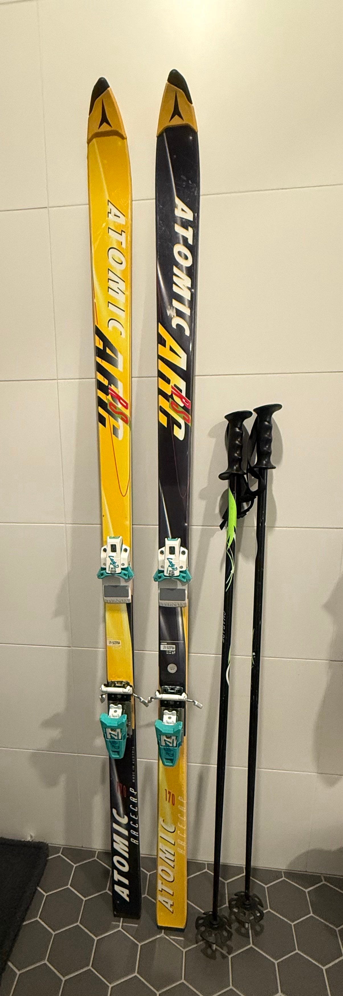 Atomic ARC RS retro kilpa laskettelusukset ja sauvat
