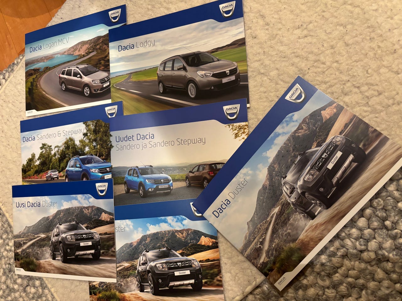 7 x Dacia esitteitä yhteishintaan