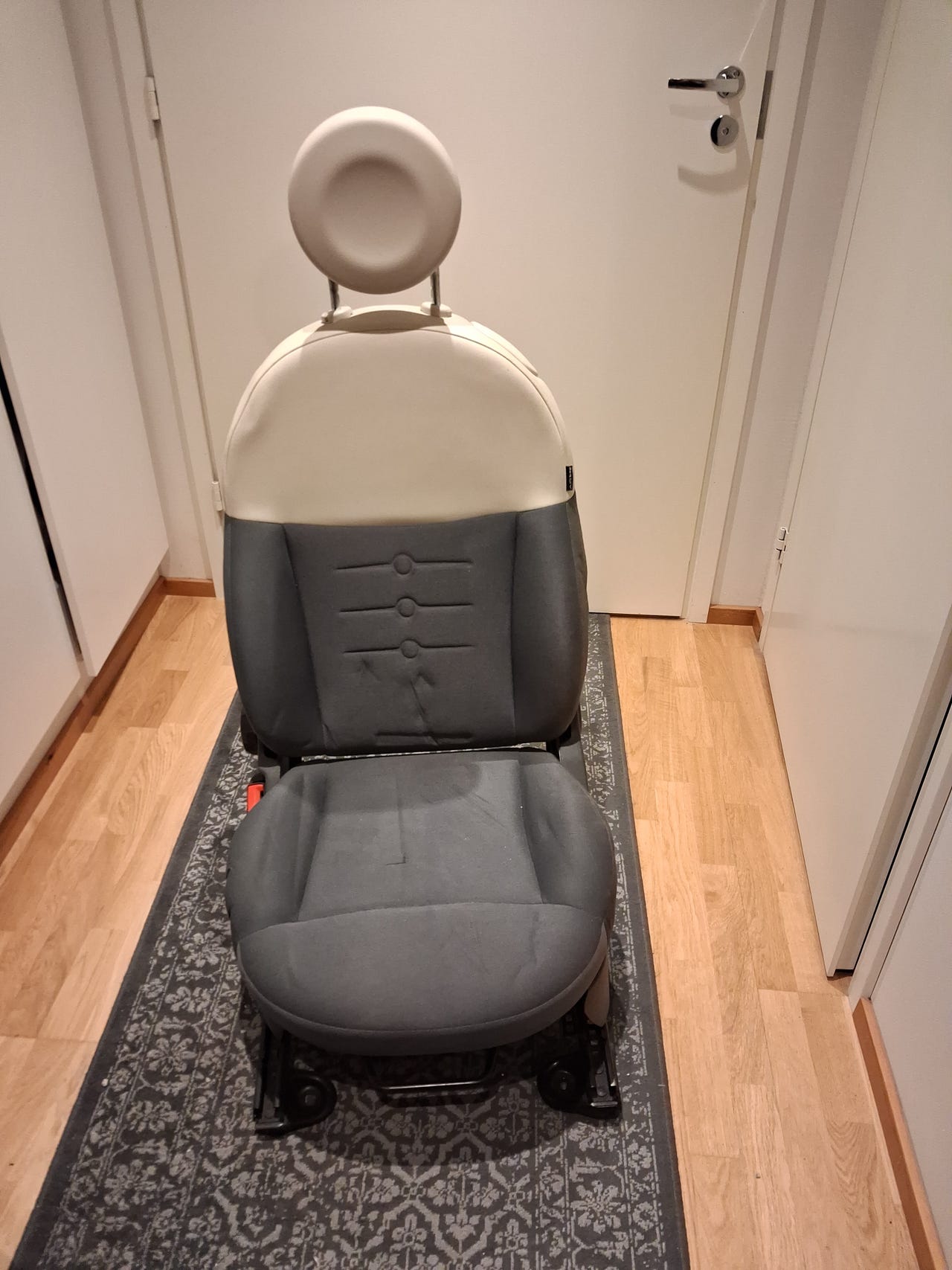 Fiat auton istuin harmaa ja beige