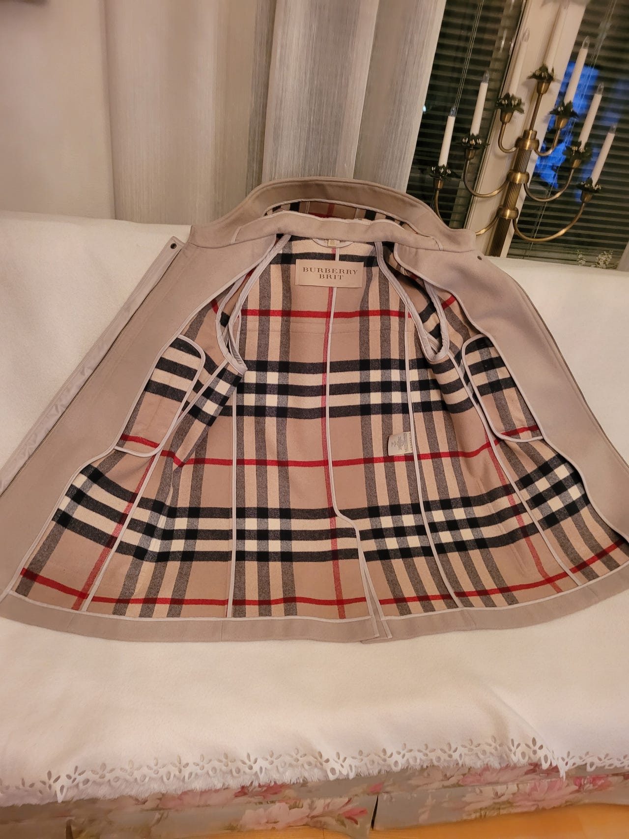 Aito BURBERRY DUFFEL Koko:UK 16 FI 40-42 Villa 100 %