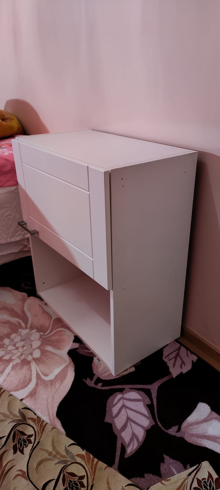 Iso laatikko tai sängyn sivupöytä