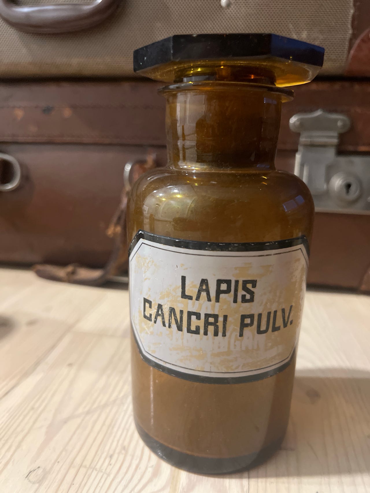 Lasikorkillinen apteekkipullo: Lapis cancai pulv.