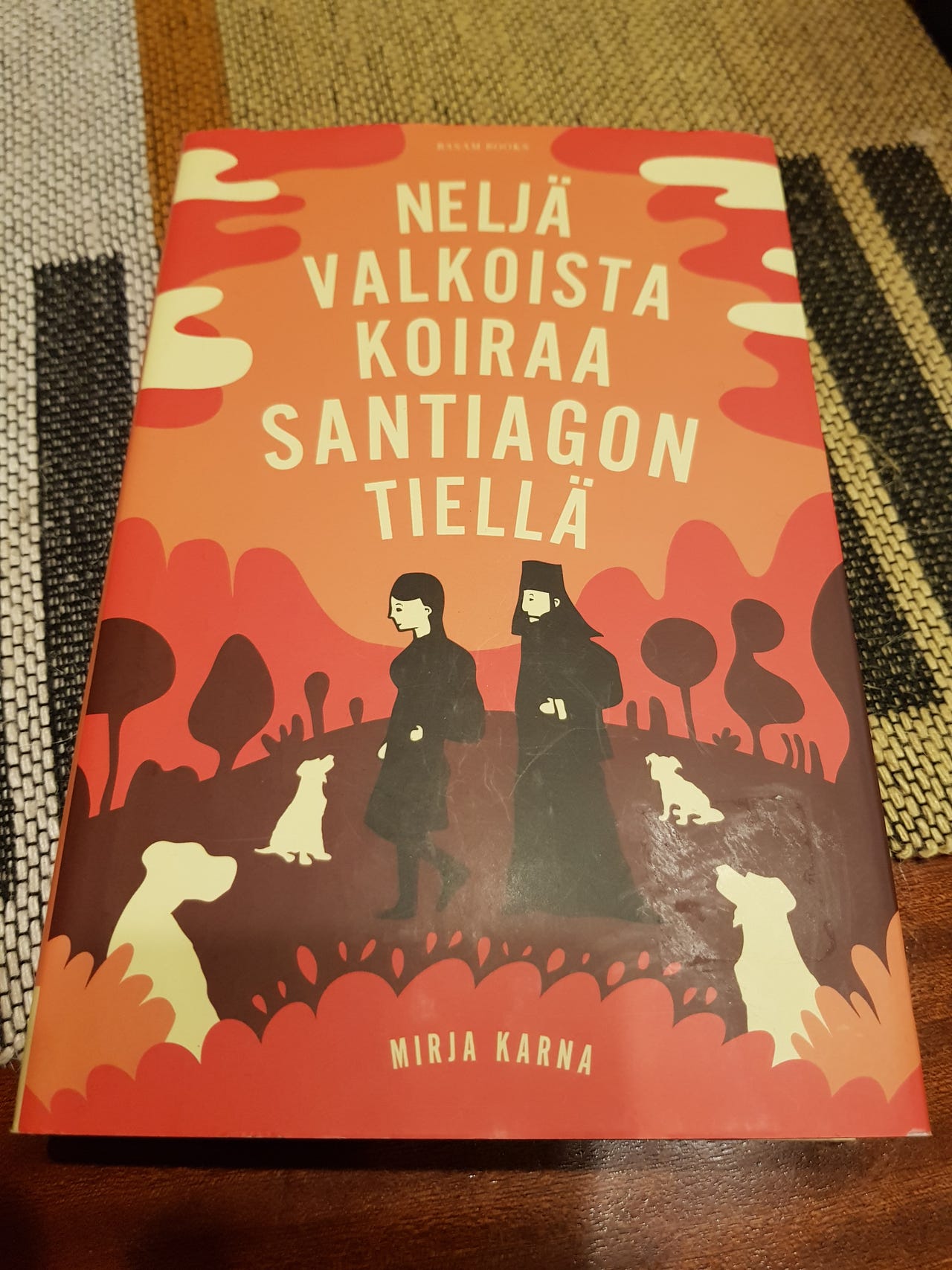 Neljä valkoista koiraa Santiagon tiellä.