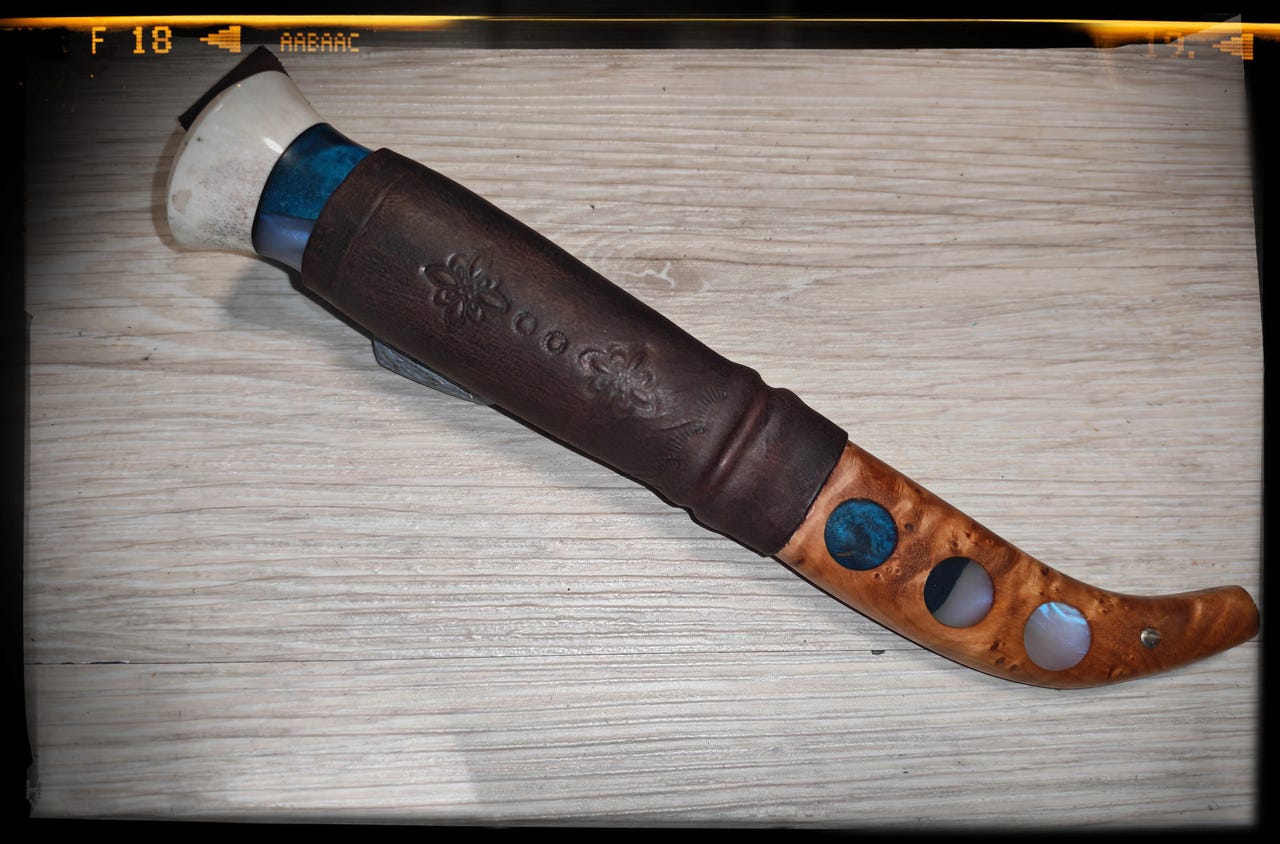 Uniikki helmiäis puukko