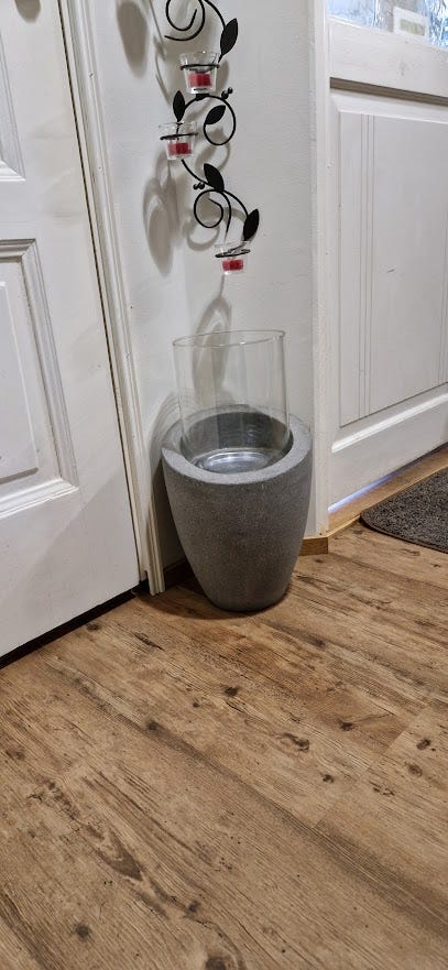 LATTIALLA SEISOVA HARMAA RUUKKULYHTY LASILLA