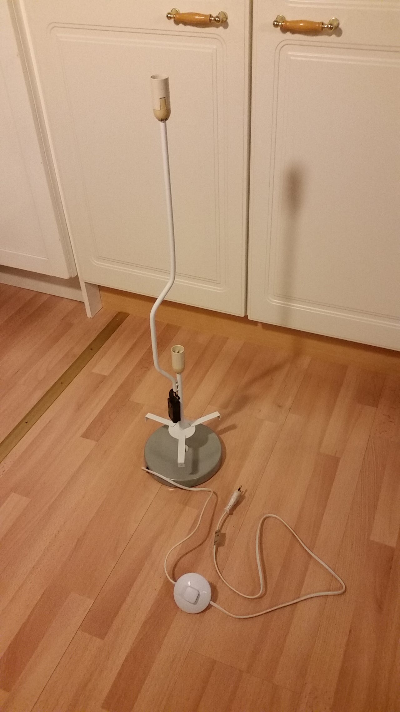 Jalkalamppu korkeus 85cm 2 lamppua ja jalkakytkin