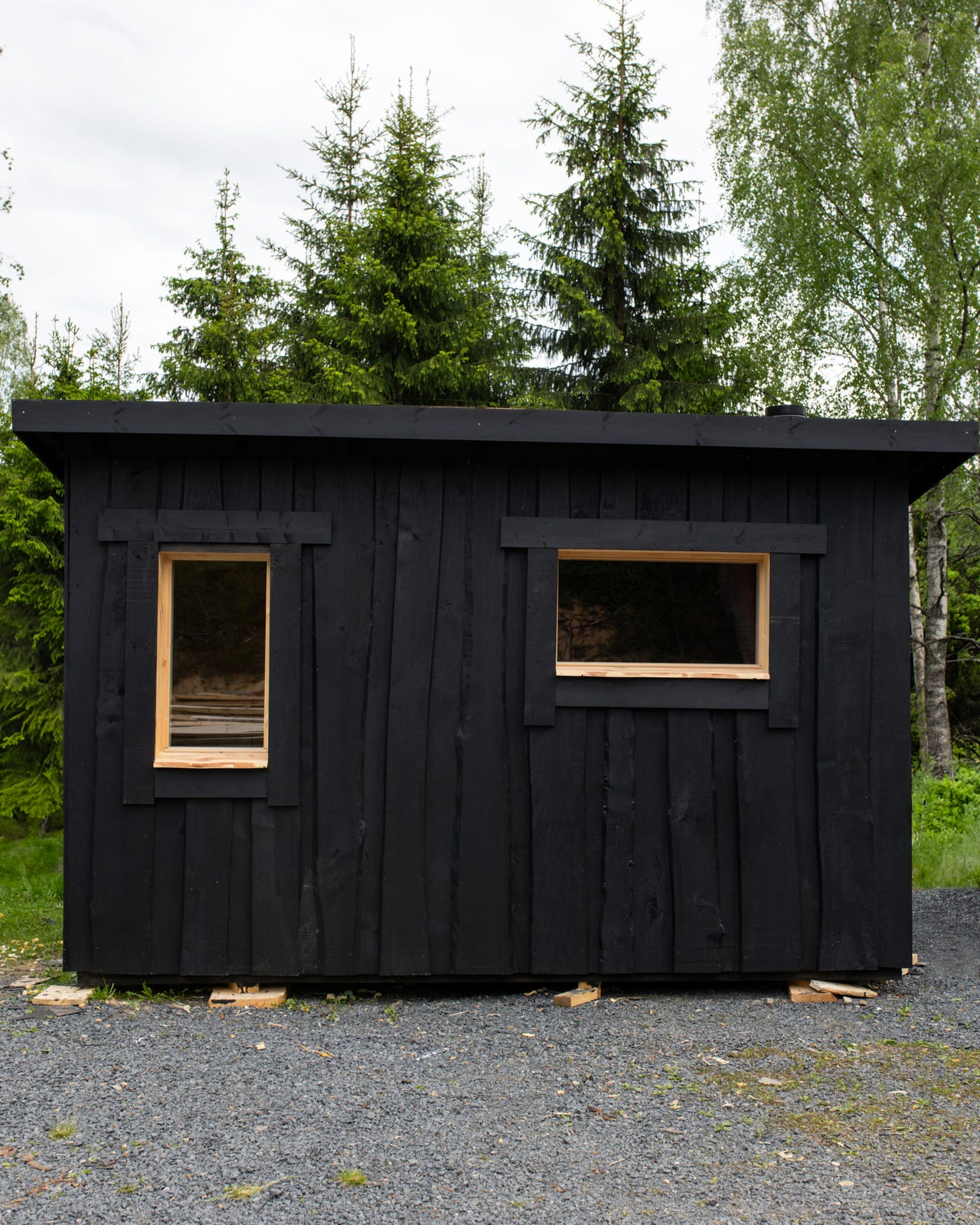 Perinteinen pihasauna pukuhuoneella