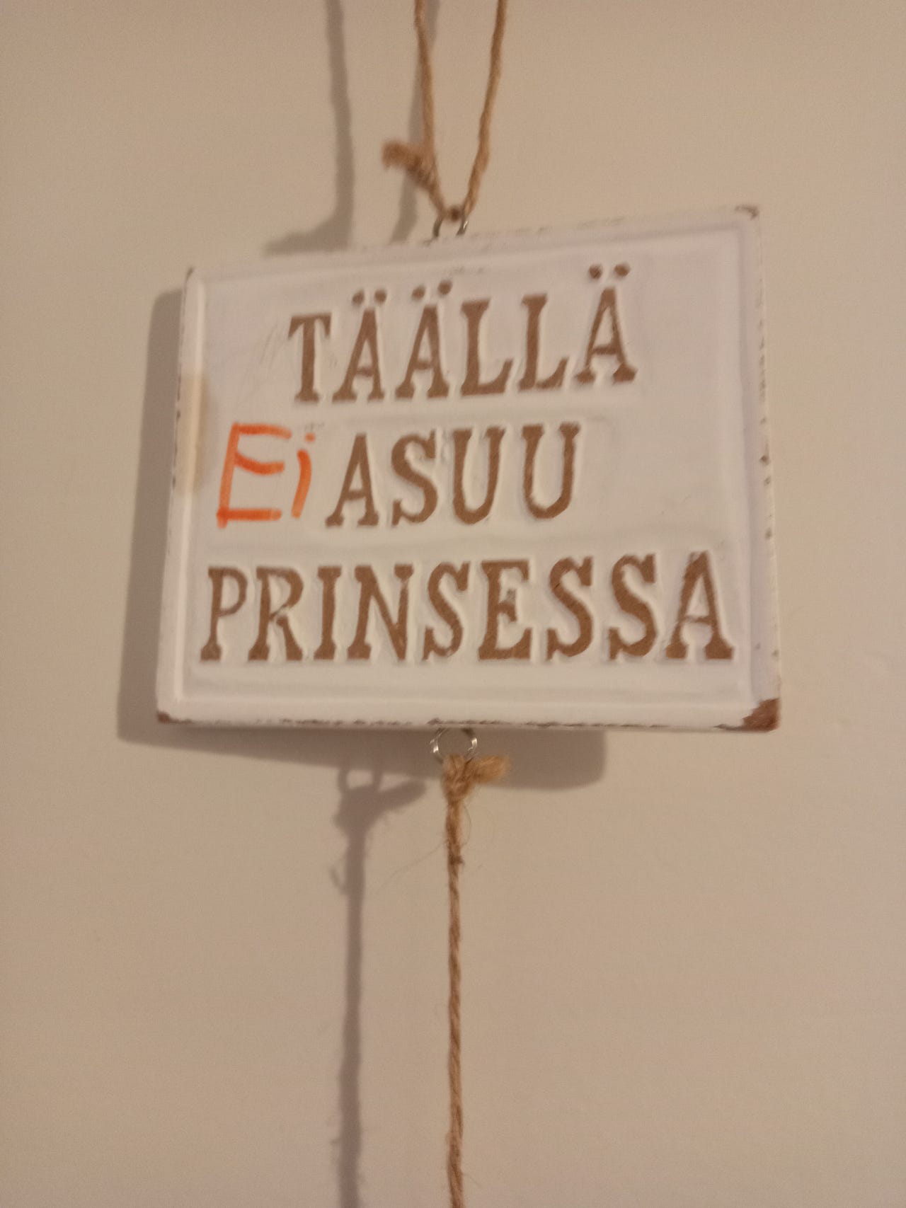 Lasten huoneen oveen.