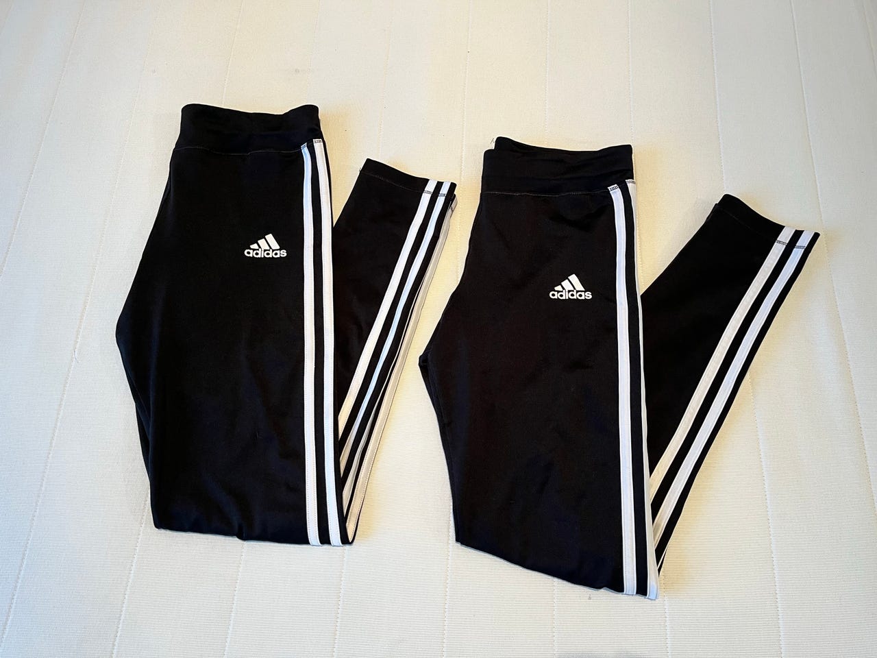 2kpl Adidas legginssit trikoot mustat koko 164 - kuluneet, vikoja