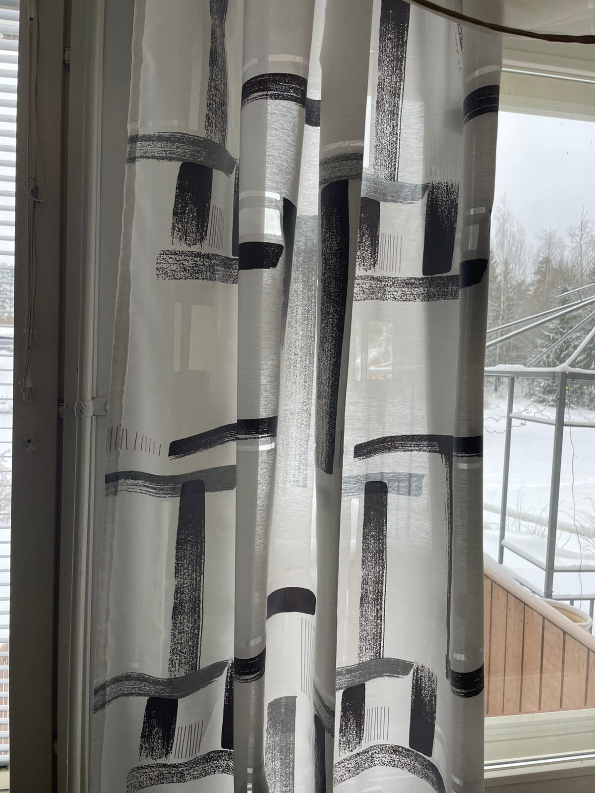 Valkoiset polttopainetut verhot x 4