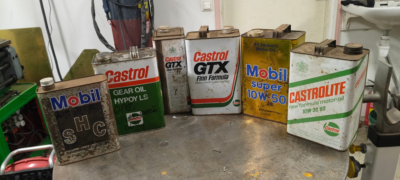 Vanhoja öljykannuja castrol ja mobil