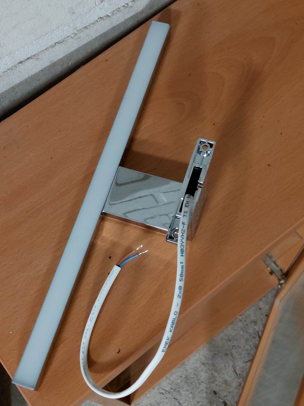 Uuai Vitra kylpyhuoneen valaisin