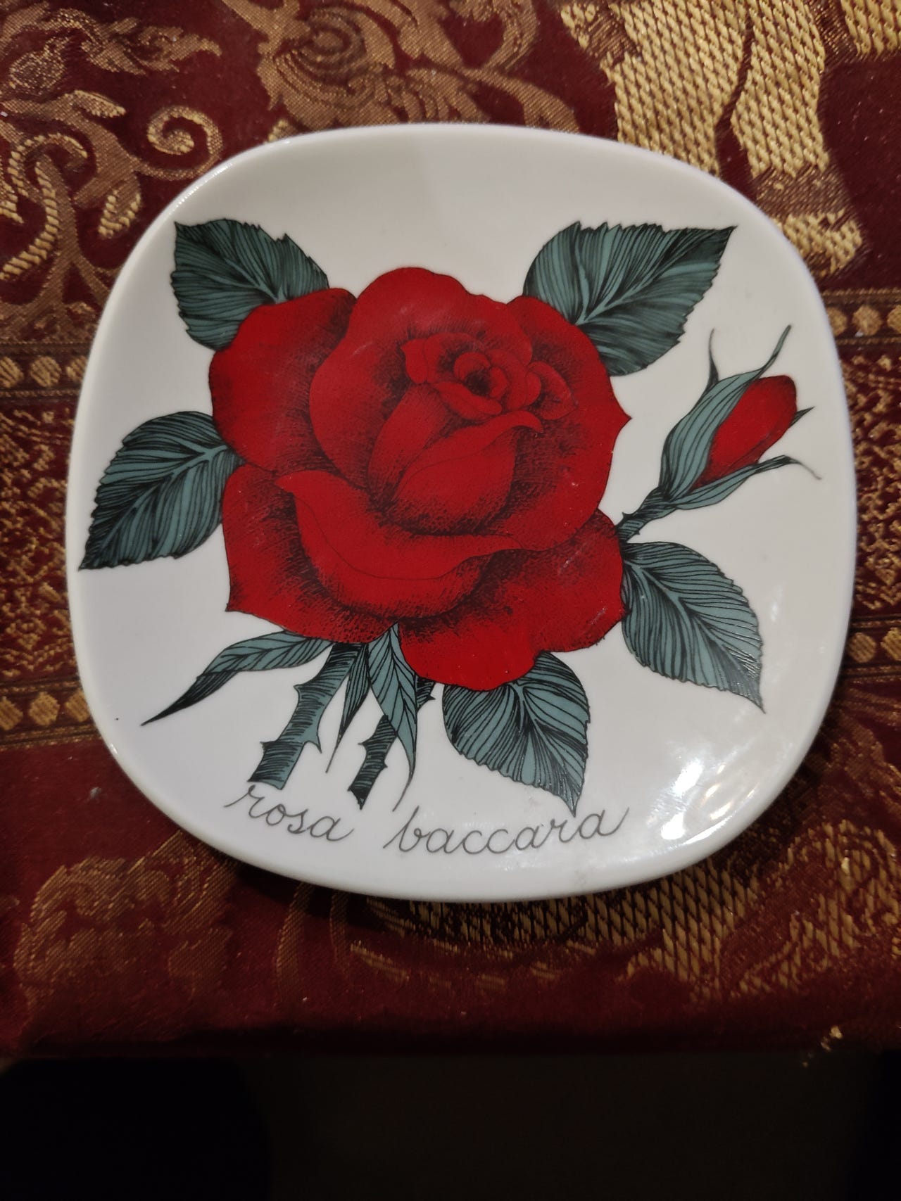 Arabian Botanica-sarjan Rosa Baccara -seinälautanen.