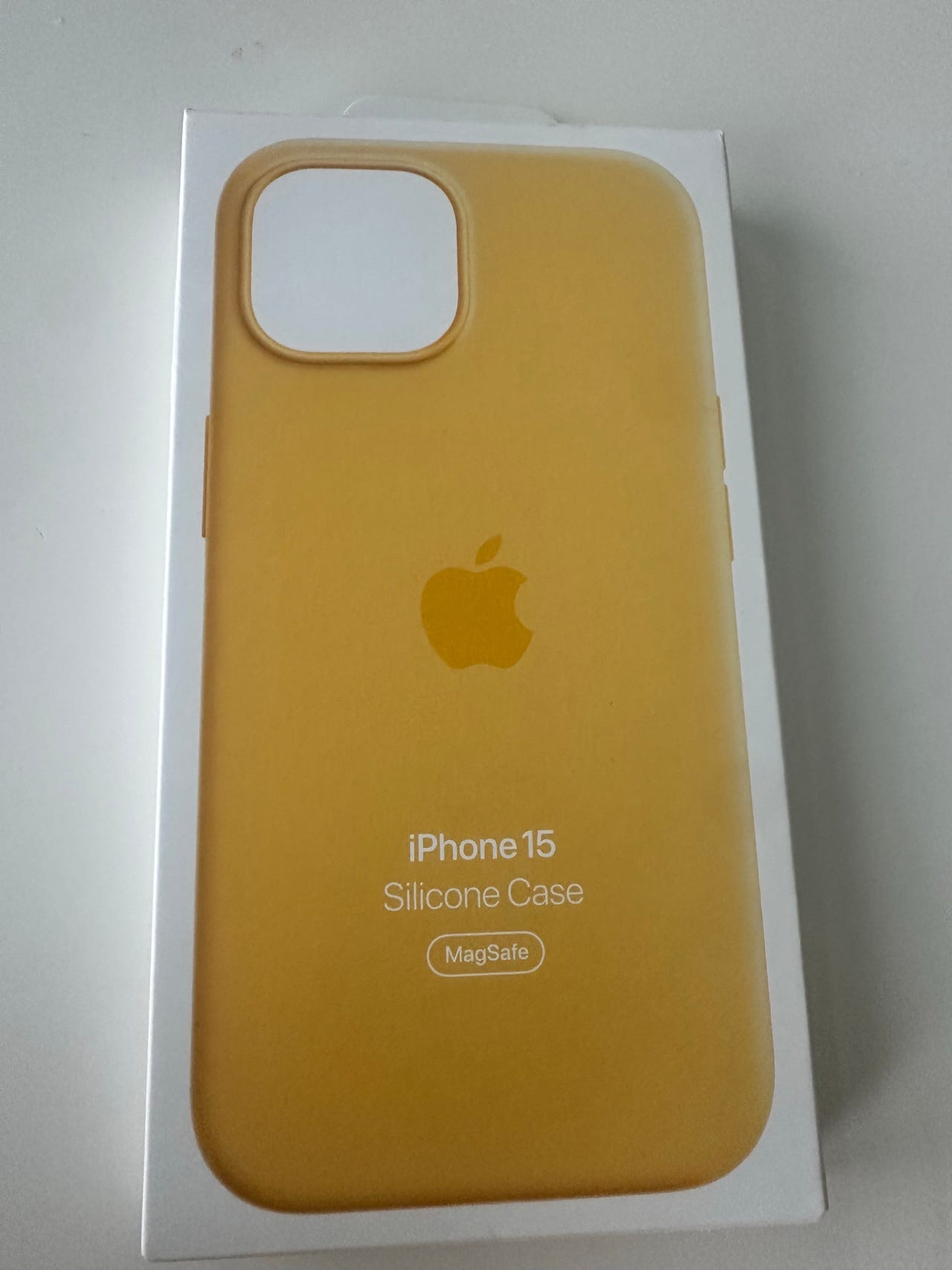 Uudet Apple iPhone 15 Silikonikuori keltainen