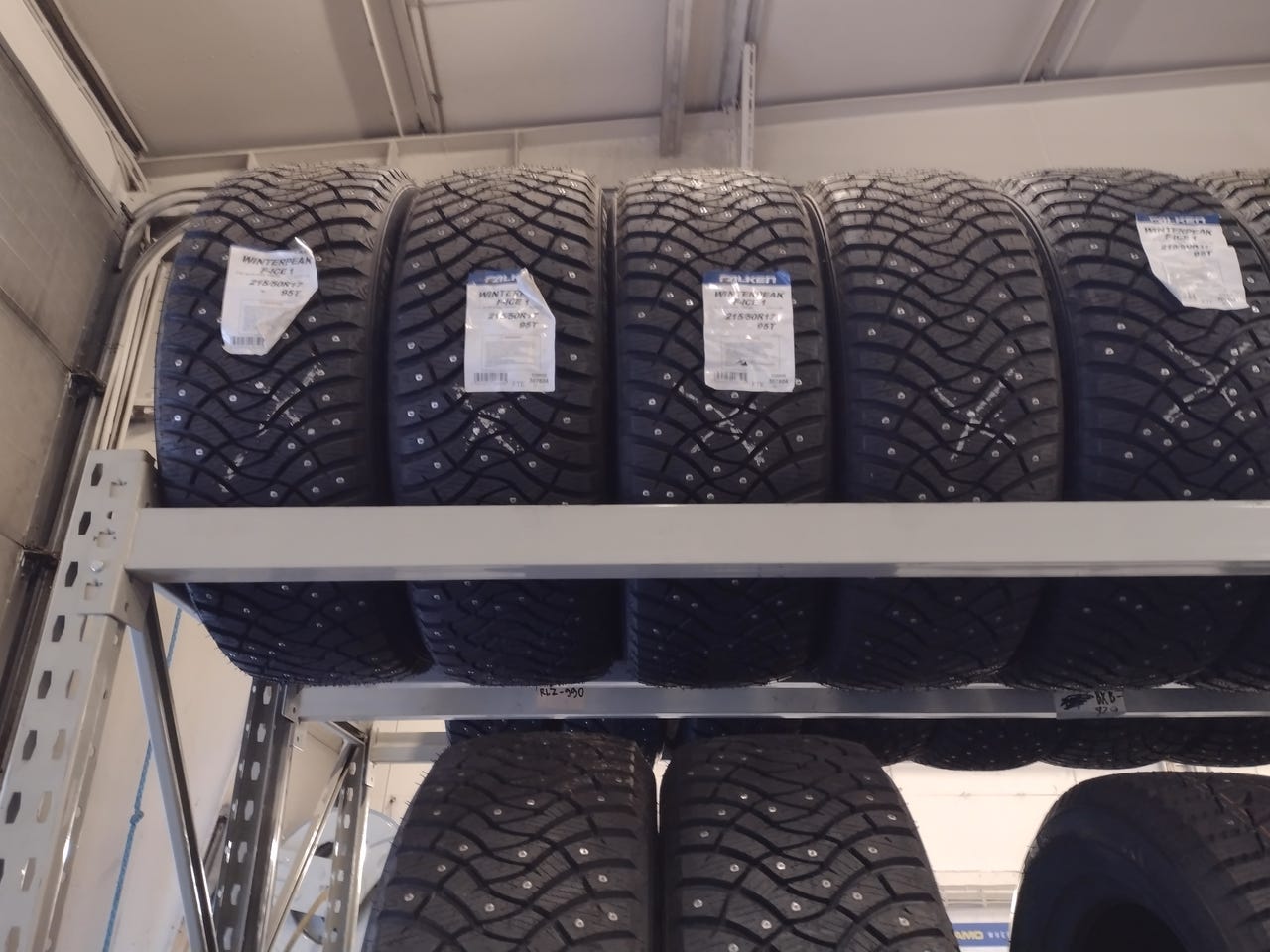 215/55R17 ja 215/50R17 Falken Nastarenkaat
