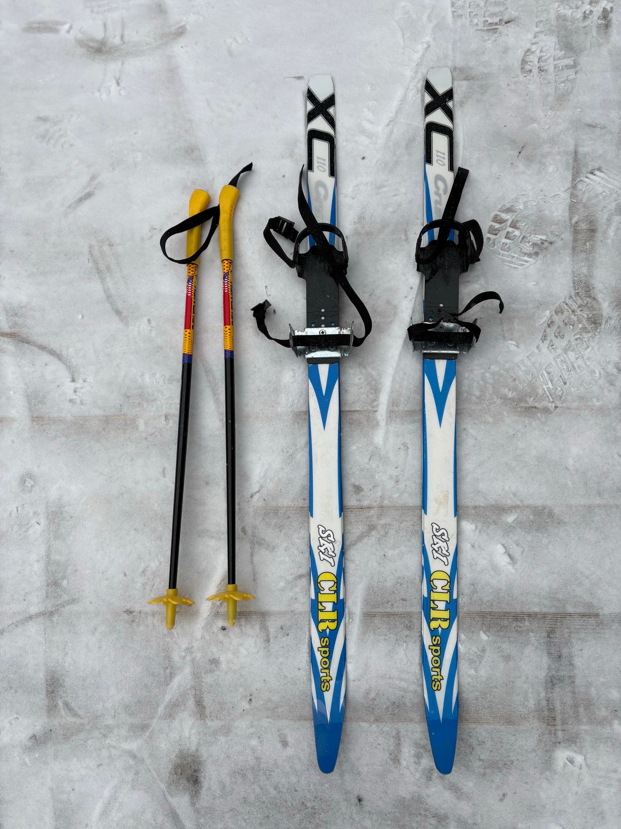 Kenkiin kiinnitettävät sukset 110cm & sauvat