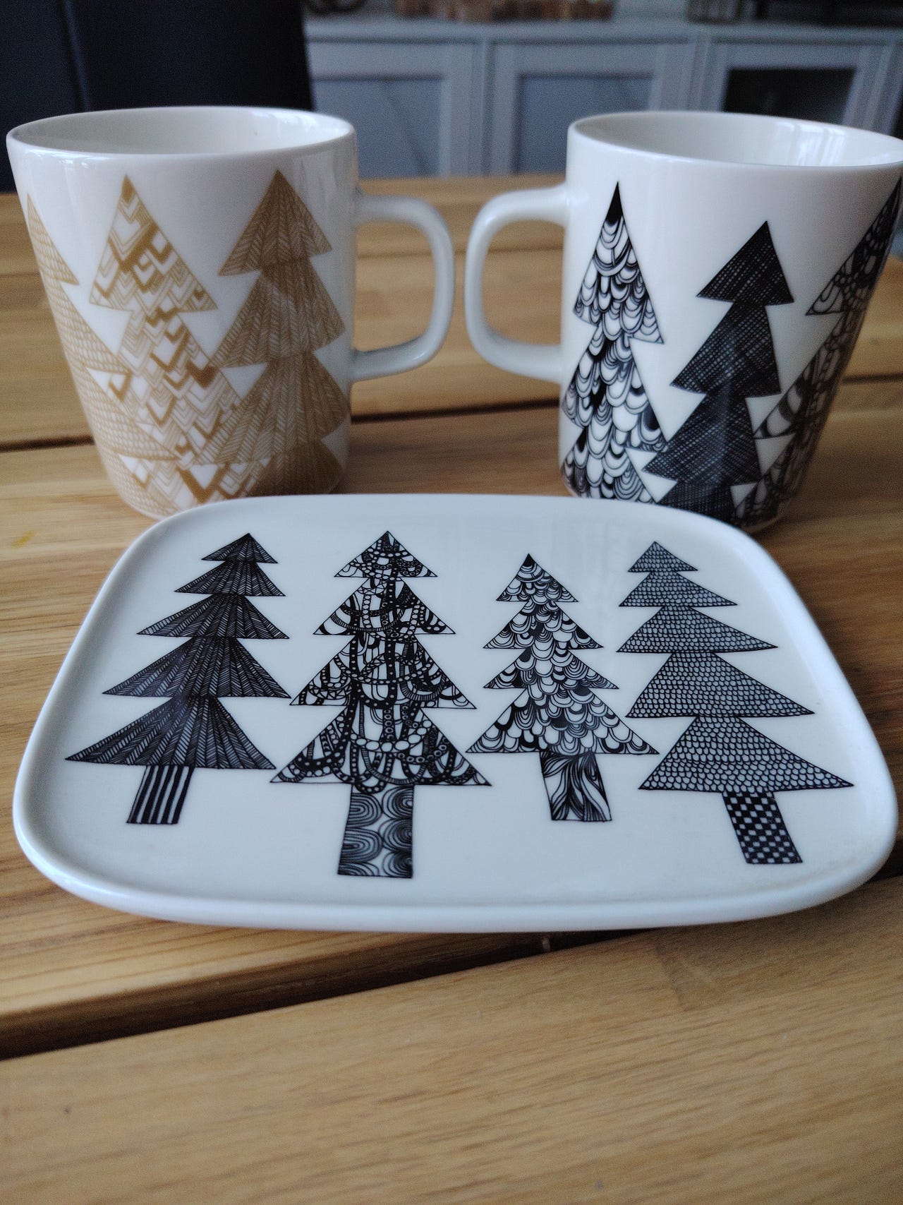 Marimekko kuusikossa mukit ja lautanen. | Tori