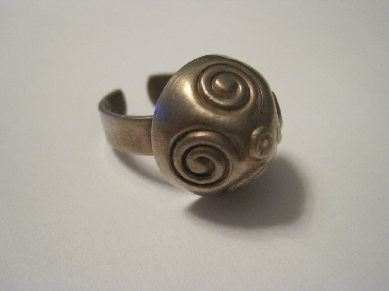 Kalevala Koru,Spiraali pallosormus,pronssi.