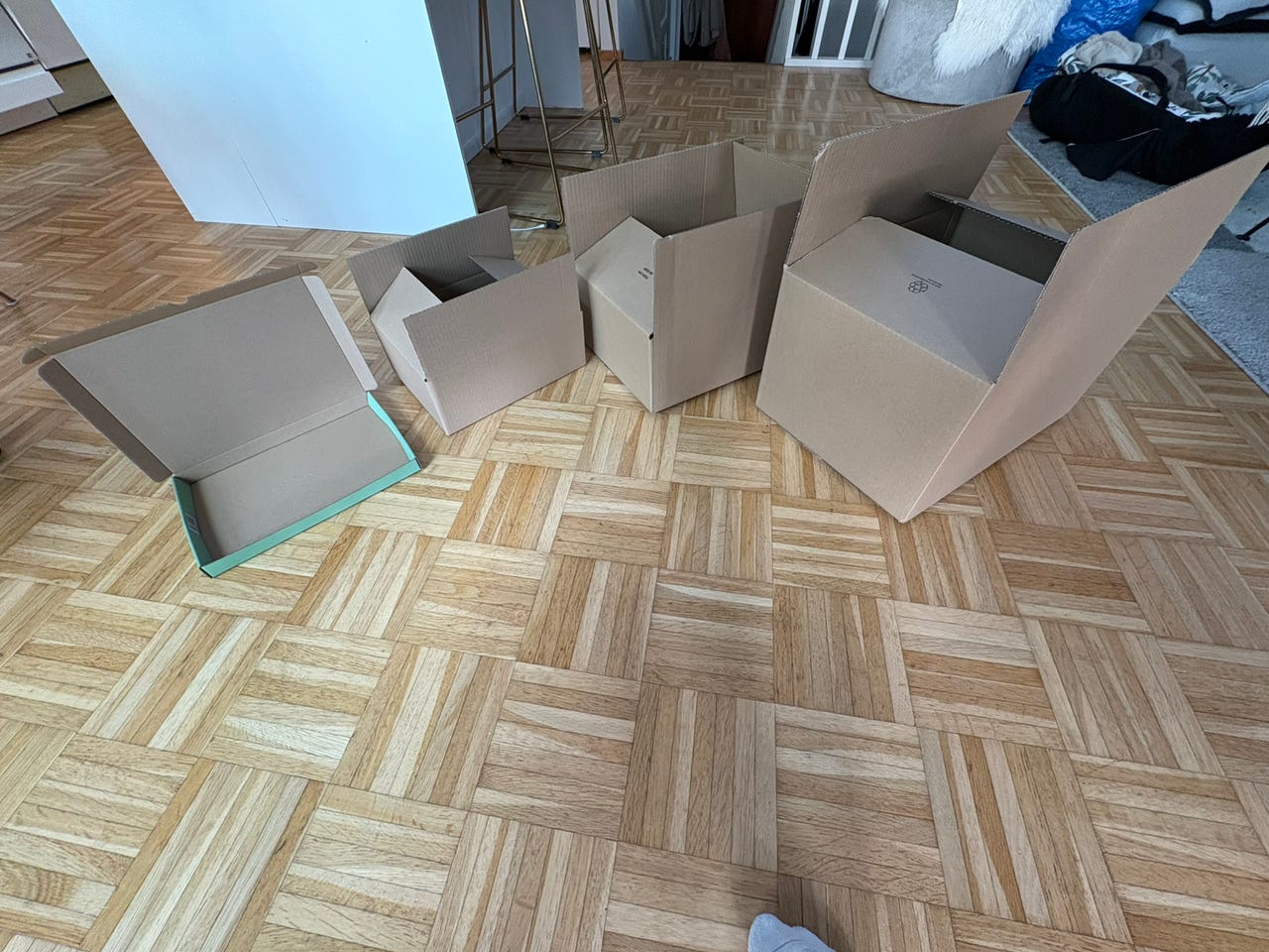 Iso erä pahvilaatikoita - 4 eri kokoa