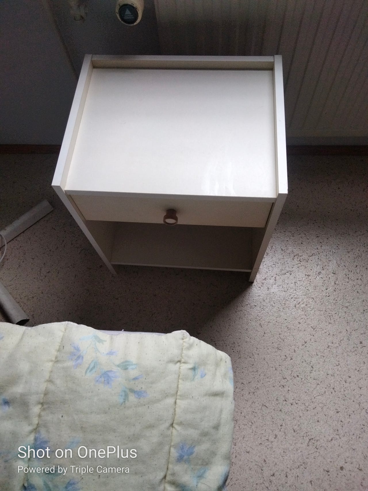 Yöpöytä valkoinen harmatavan sävyinen puuta ei lastu levyä
