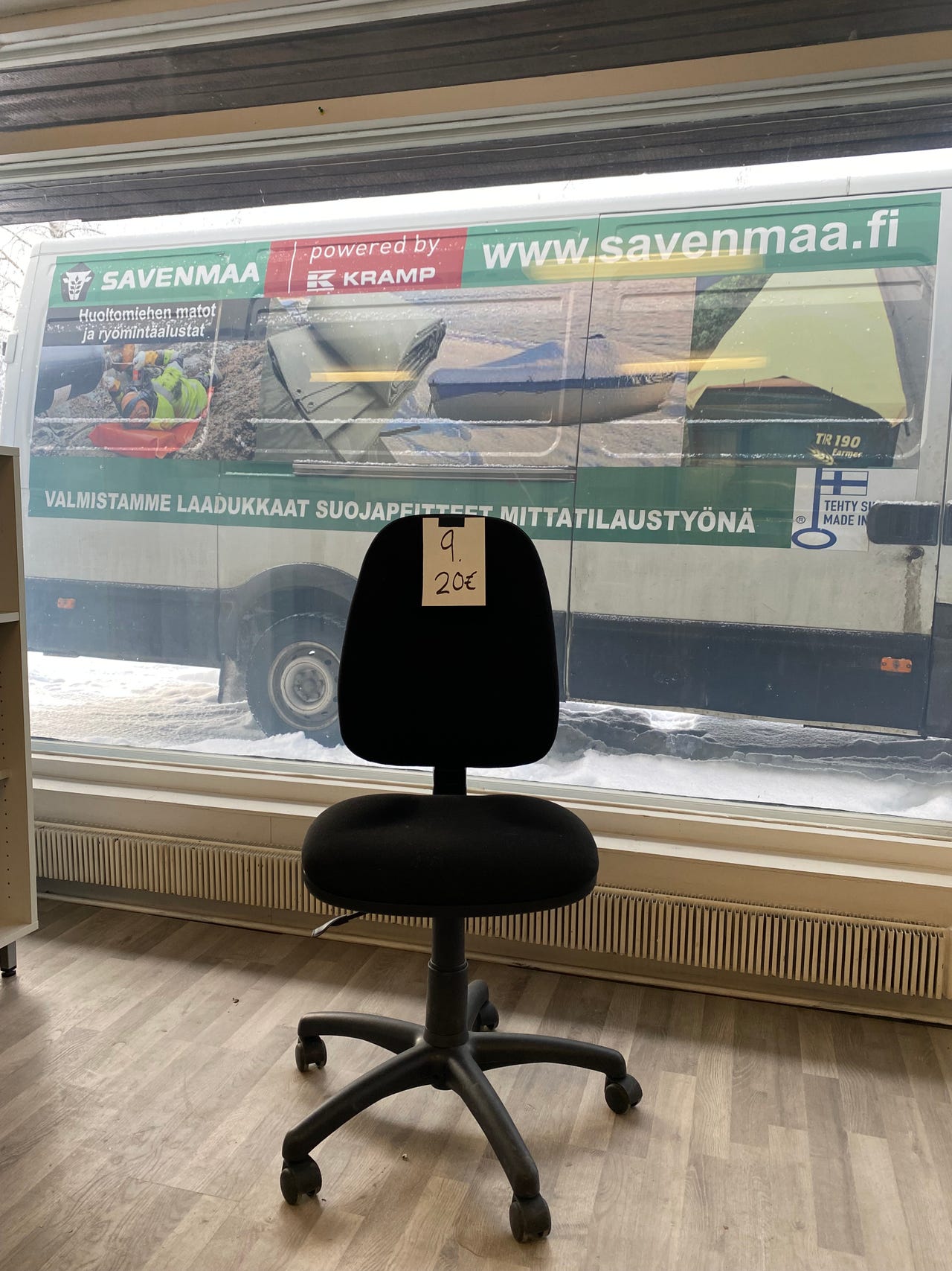 Toimistotuoleja,toimistopöytiä.-kaappeja