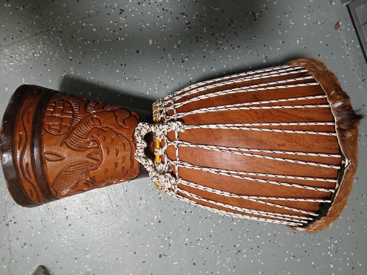 Kuvioitu Djembe-rumpu. | Tori