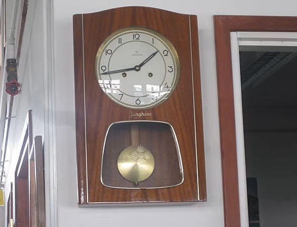 Seinäkelloja Junghans / kelloja