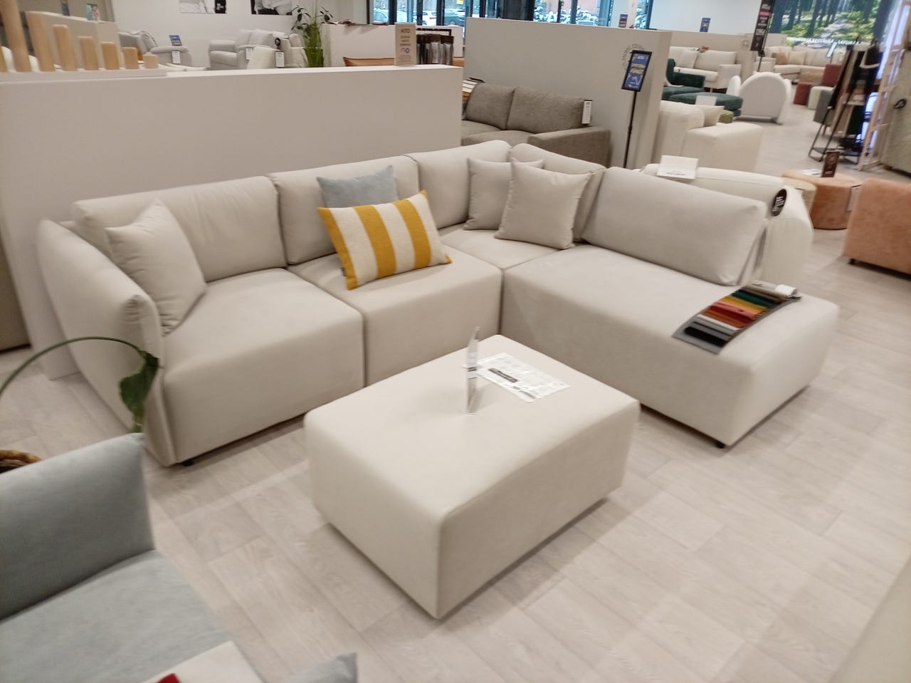 Aitosoffa Nova avokulma+tuoli+2kpl rahi 6380 €