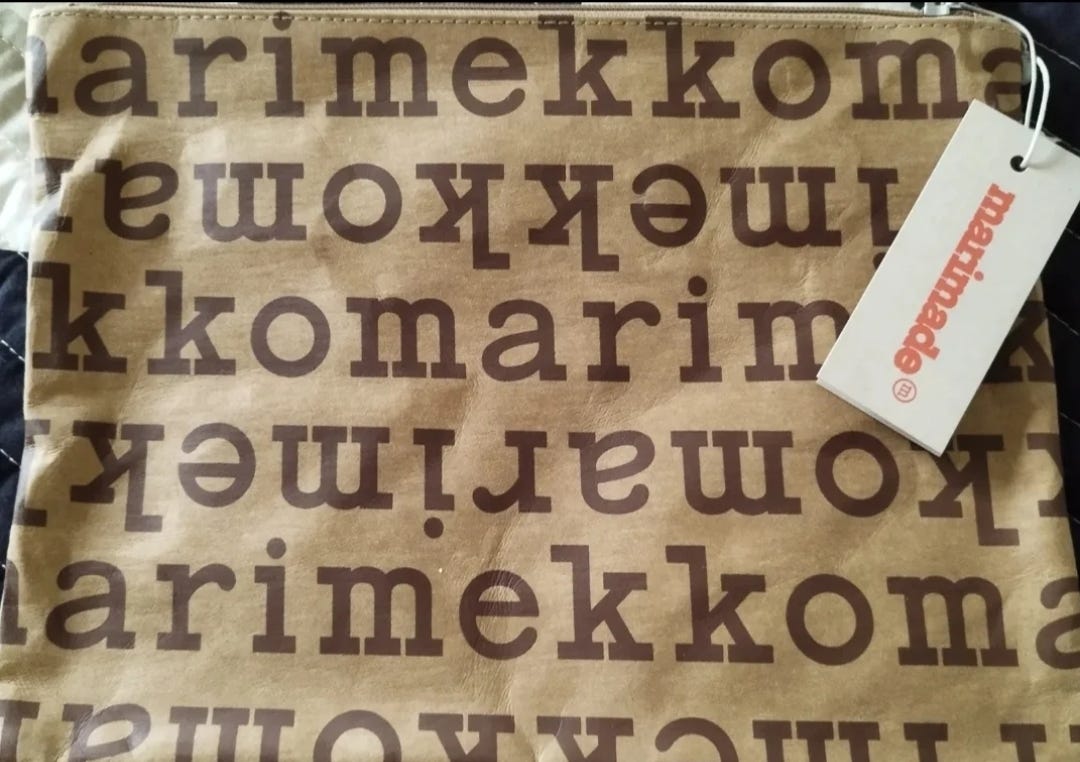 Uusi Marimekon logo A4 pussukka